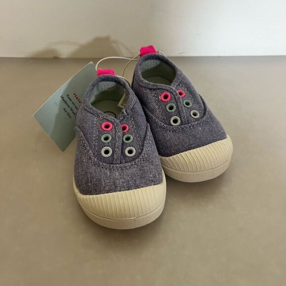 Size 4 kids tennis shoe - Picture 2 of 5